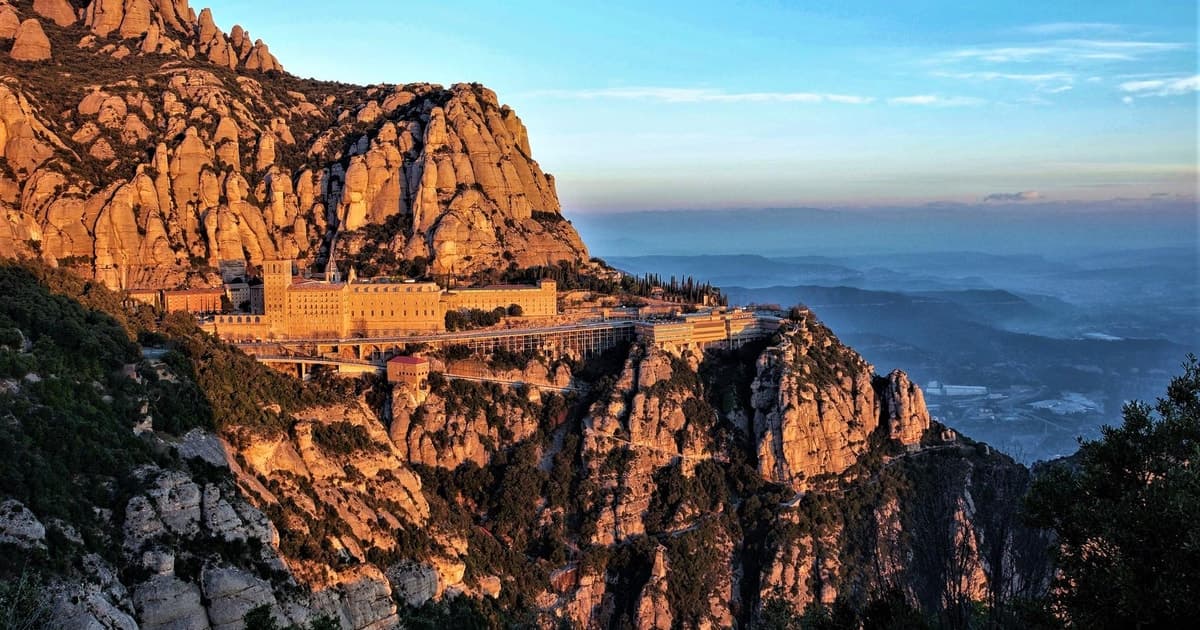Barcelona: Sitges & Montserrat Monastery Tour with Easy Hike