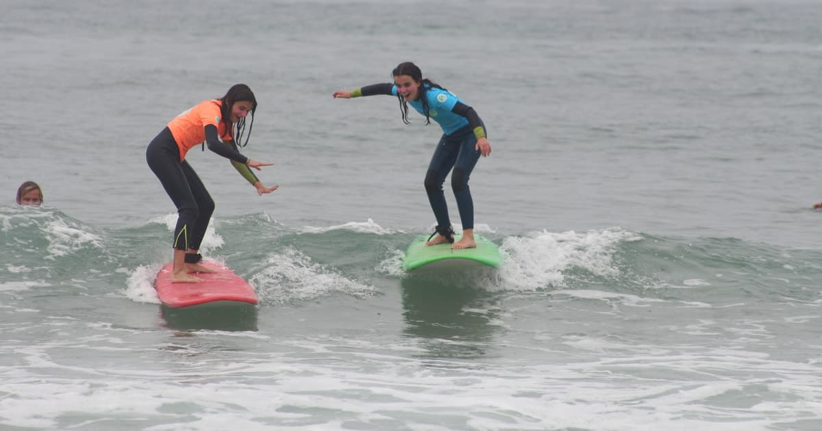 Porto: Small Group Surf Lesson with Transportation