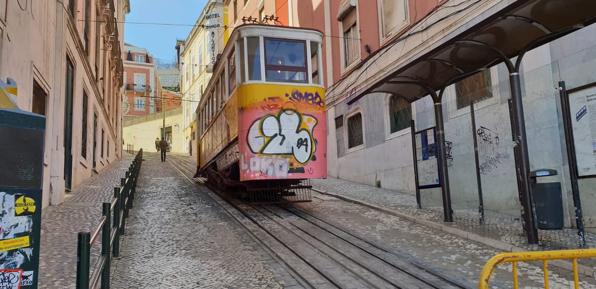 Lisbon: Private Tuk-Tuk Tour for 2 hours