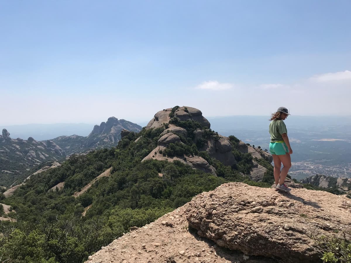 Ruta de senderismo en grupo reducido a Sant Jeroni: la cima de Montserrat