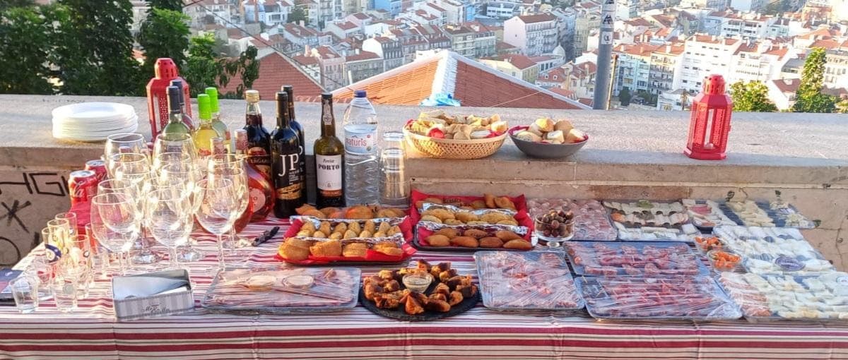 Lisboa: Tour Privado en Tuk-Tuk con Tapas y Vino