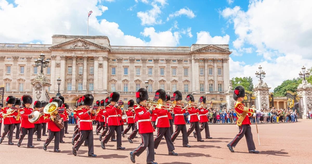 London: The Changing of the Guard Tour and Buckingham Palace