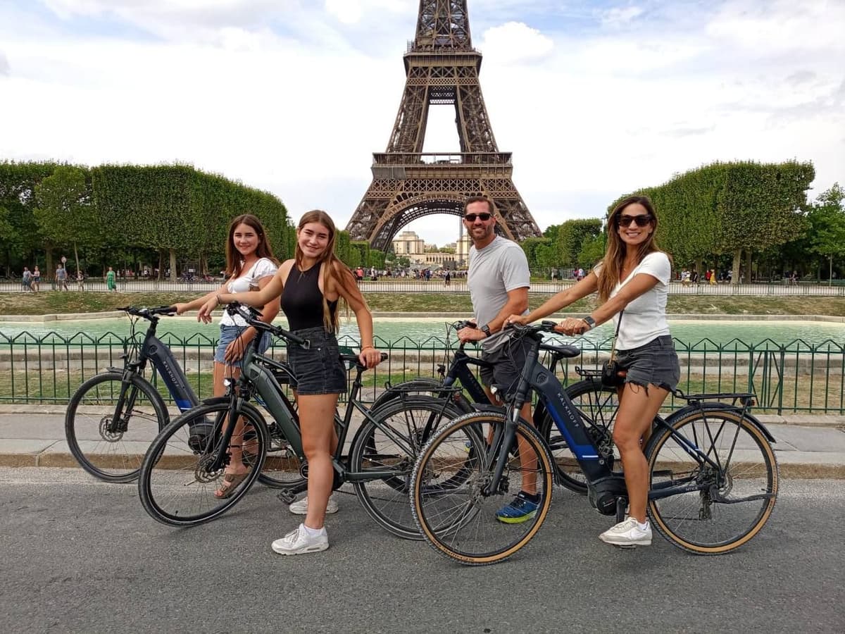 Paris: Guided Private E-bike Sightseeing Tour