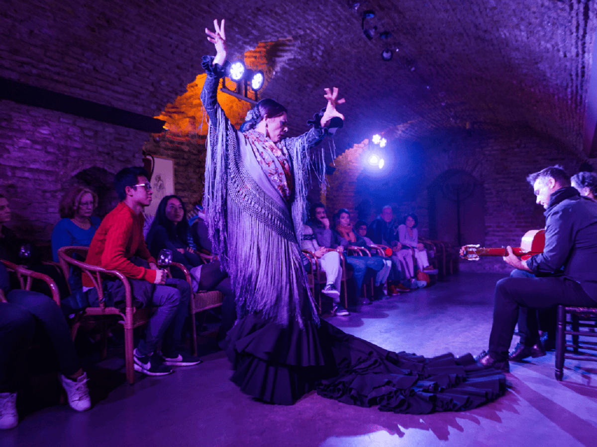Sevilla: Espectáculo Sueños Flamencos con Bebida en una Bóveda Árabe