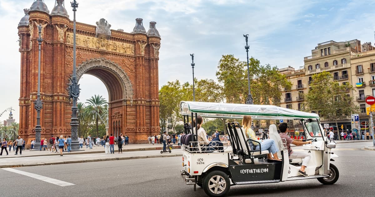 Barcelona: Private City Tour by Eco Tuk Tuk
