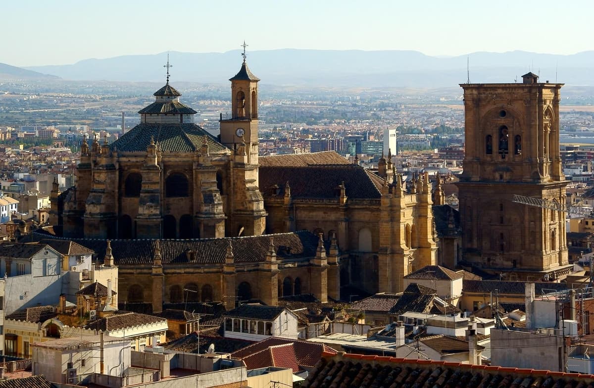Catedral y Capilla Real con Albaicín y Sacromonte