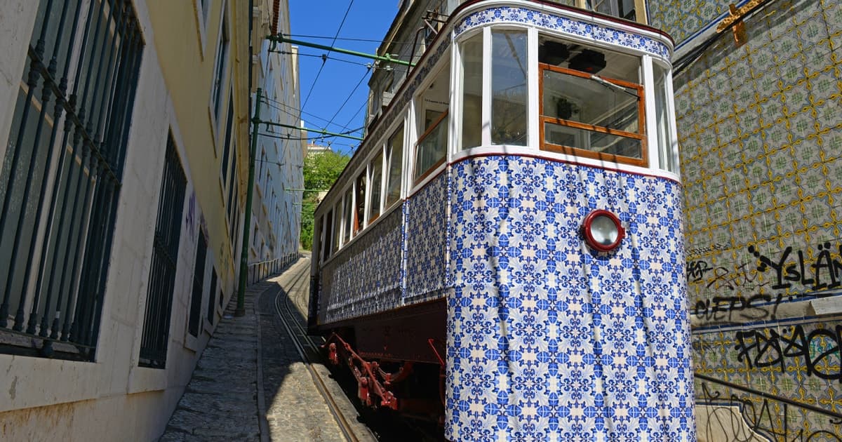Lisbon: Private Kid-Friendly City Tour with São Jorge Castle