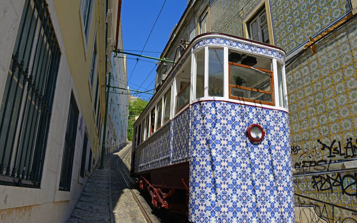 Lisbon: Private Kid-Friendly City Tour with São Jorge Castle