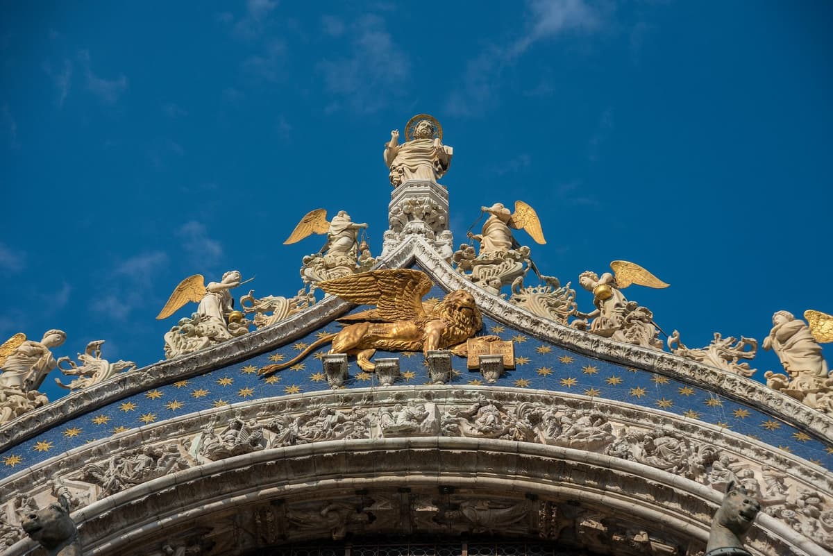 Venecia: Palacio Ducal con Basílica de San Marcos y Góndolas