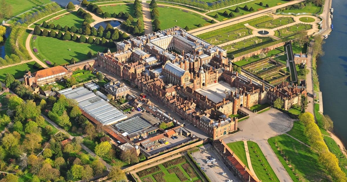 London: Royal Hampton Court Guided Tour with Afternoon Tea