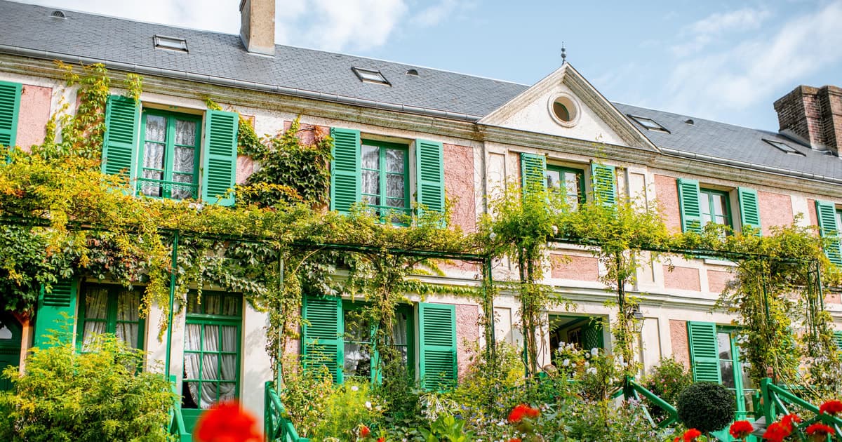 From Paris: Giverny and Versailles Palace Guided Day Trip
