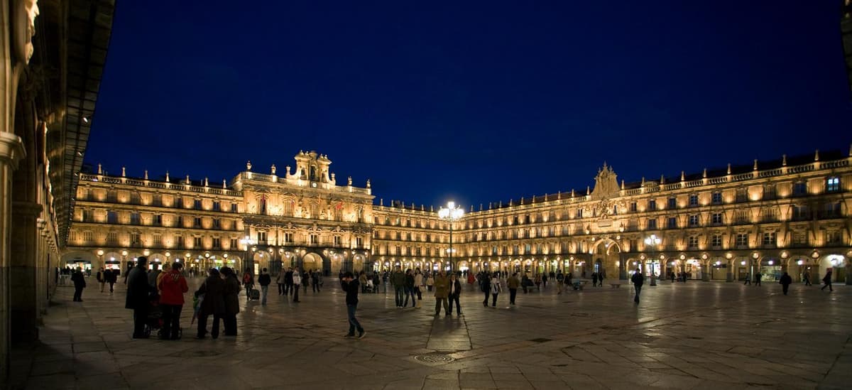 Salamanca: Visita nocturna a pie por las leyendas locales en español