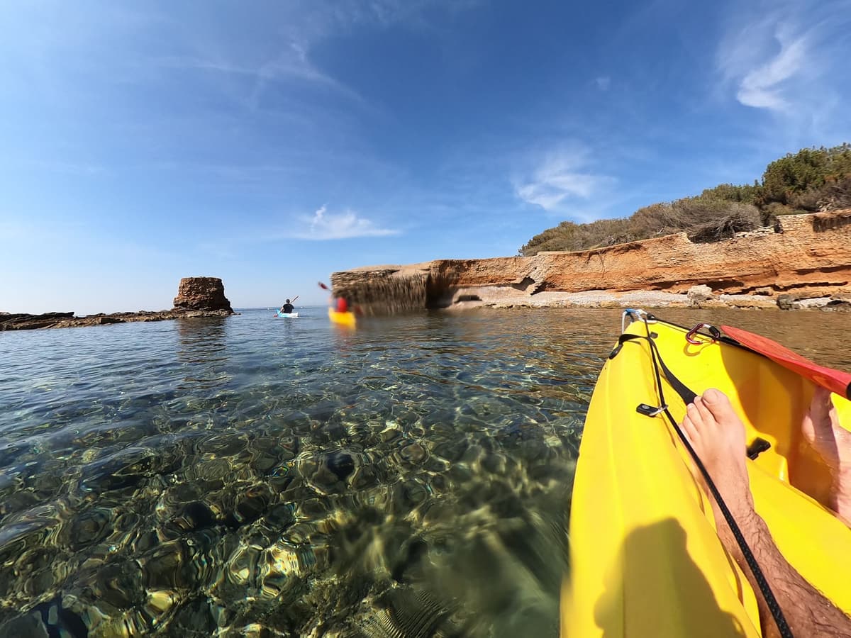 Ruta guiada en kayak a Aucanada y a la Cueva de Jack Sparrow