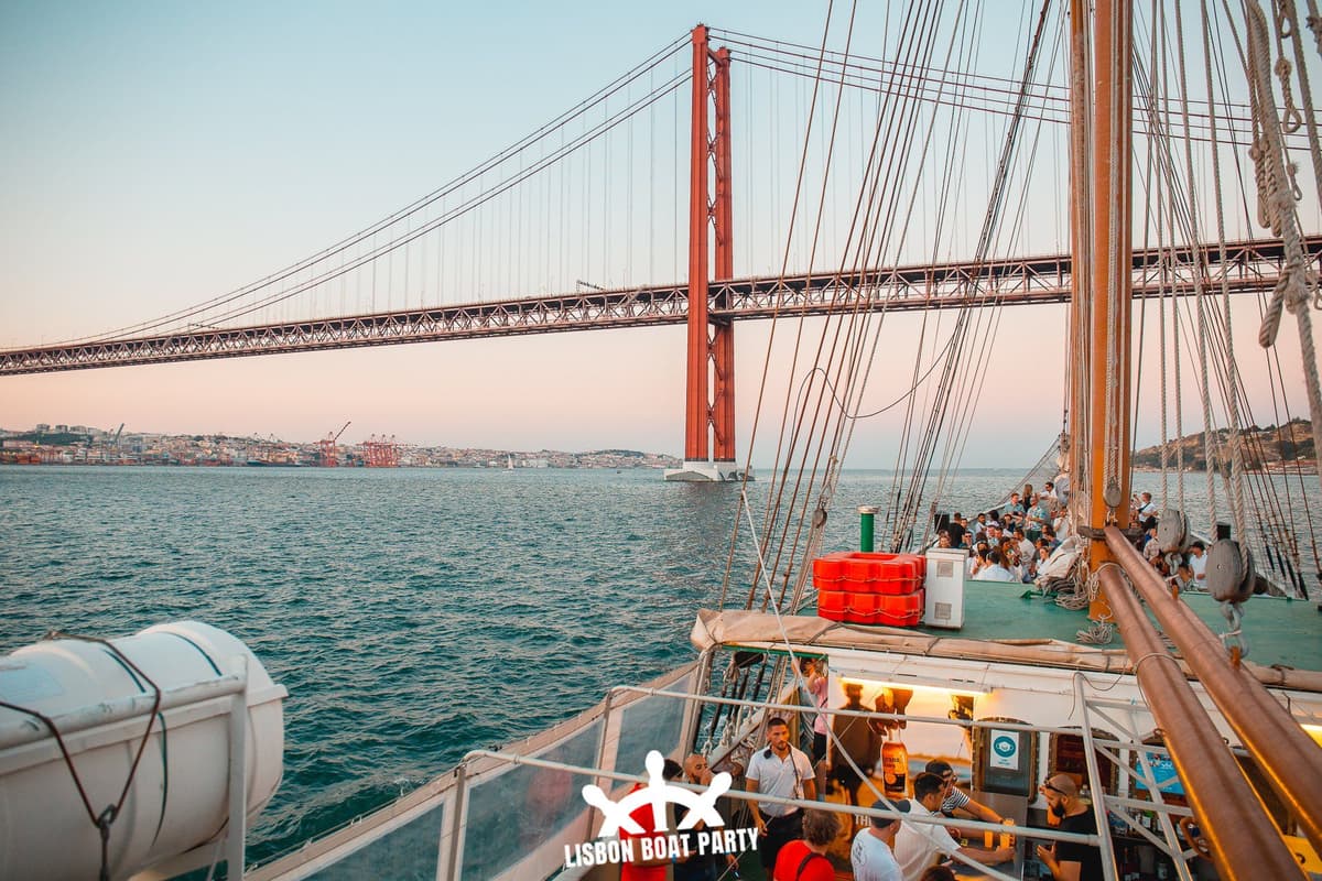 Lisbon: Sunset Boat Party with 2 Drinks and Free Club Entry