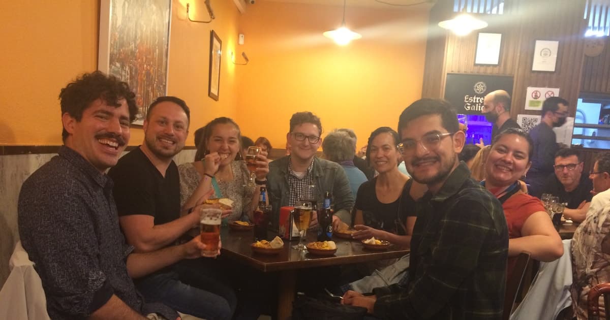 Santiago: Recorrido gastronómico guiado con bebidas, tapas y música en directo