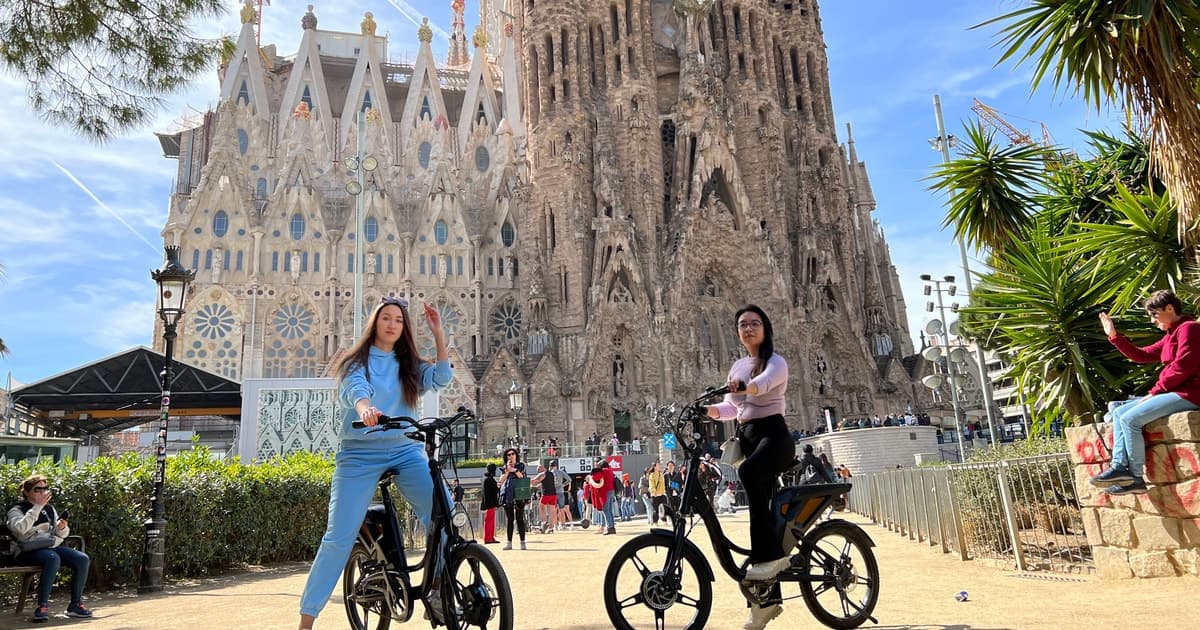 Barcelona: Visita guiada en E-Bike por Gaudí