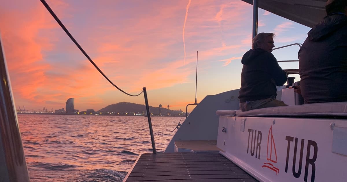 Barcelona: Luxury Catamaran Sunset Cruise