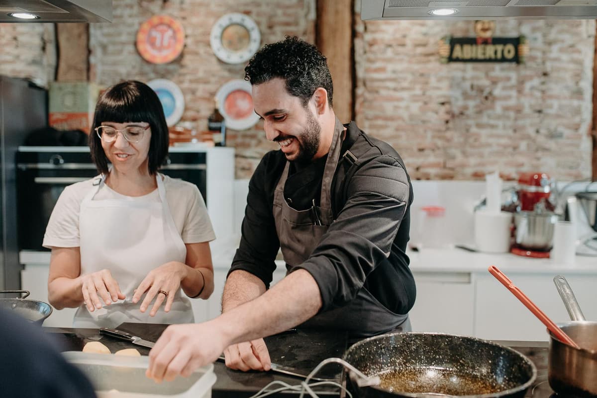 Madrid: Paella & Tapas Cooking Class and Market Visit