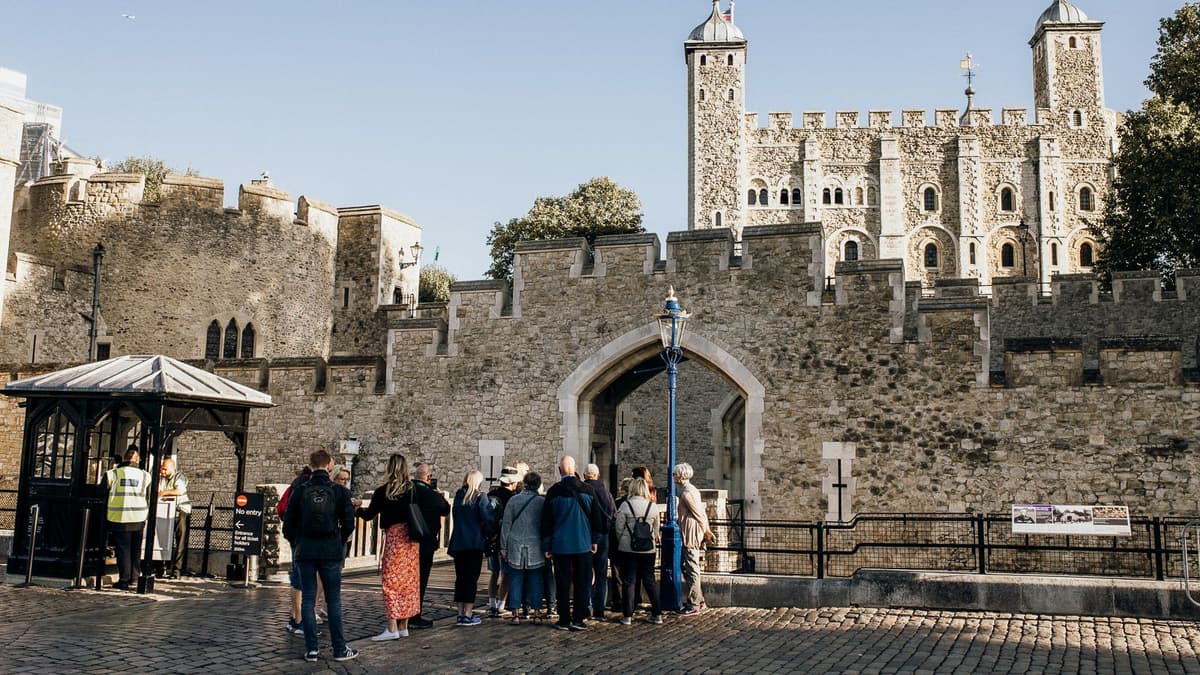 Tower of London & Crown Jewels & Thames River Cruise Tour