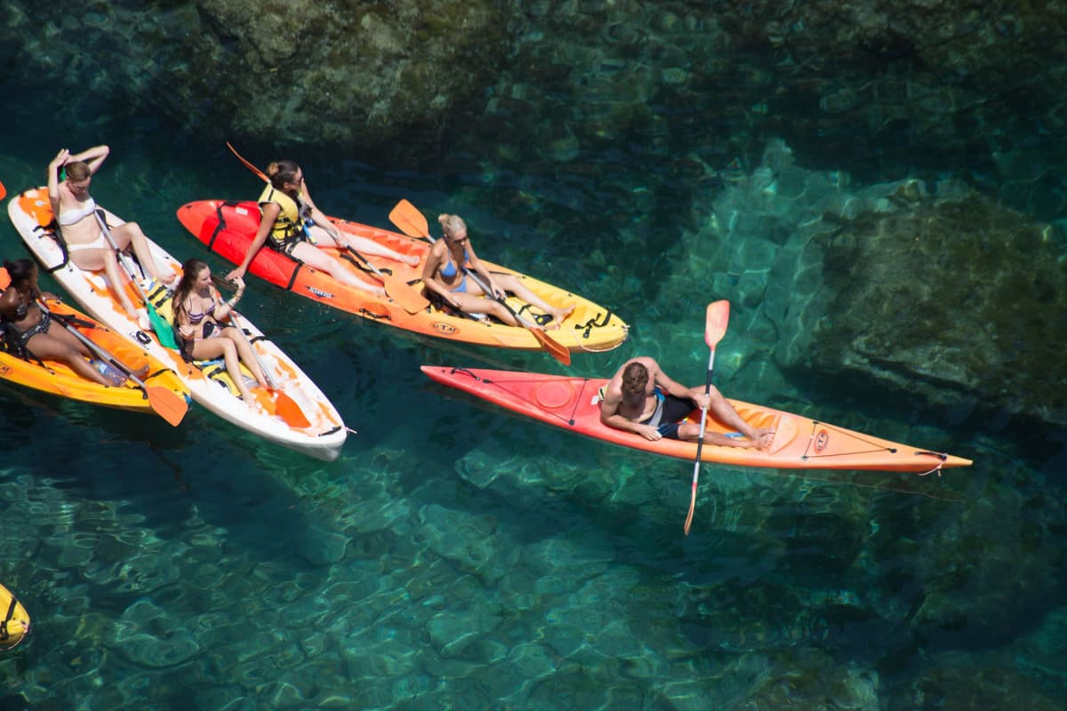 Tour por la Costa Brava: kayak, esnórquel y salto desde las rocas (grupo pequeño)