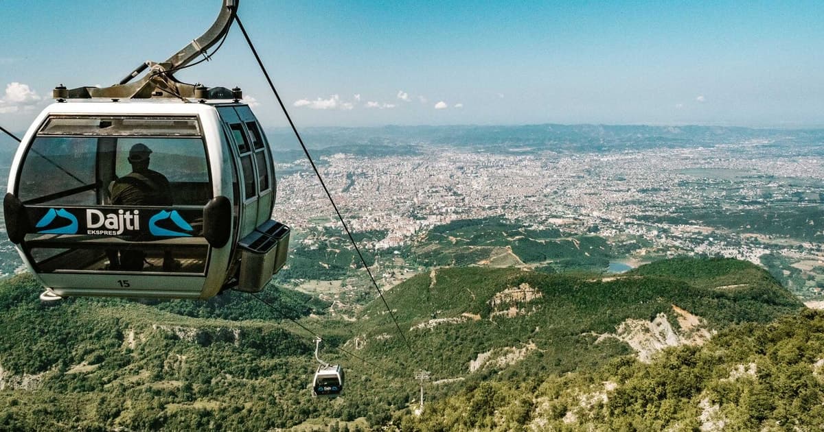Tirana: excursión de medio día al monte Dajti con billete de teleférico