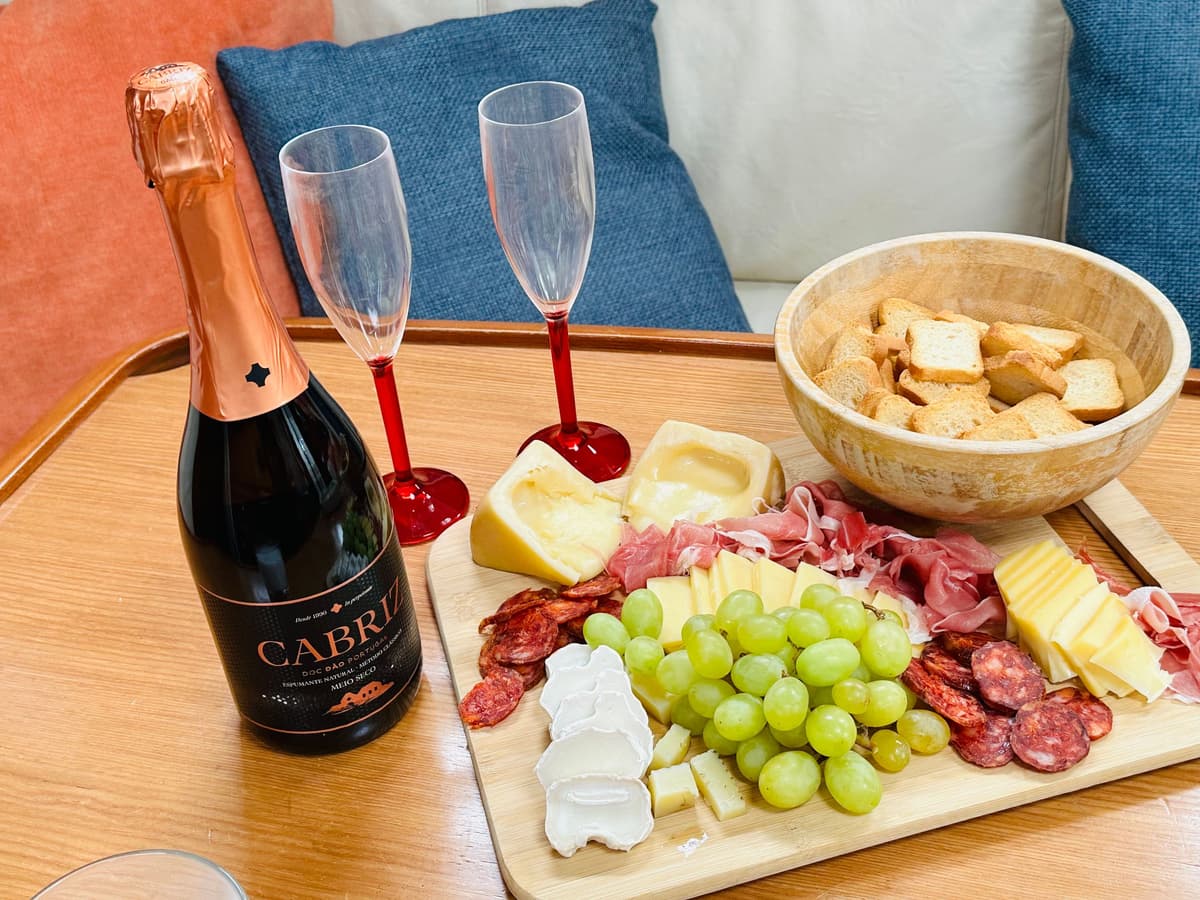 Lisbon: Romantic Cruise with Wine & Portuguese Tapas