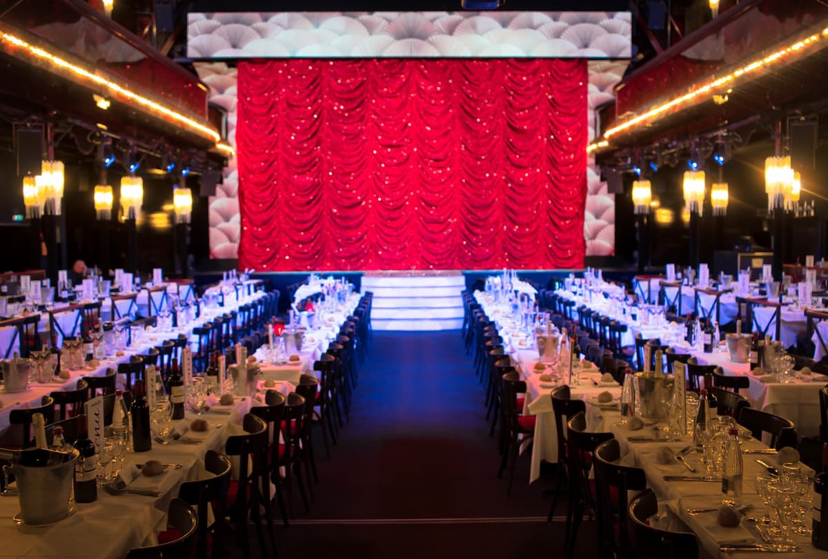 París: Espectáculo de Cabaret "L'Oiseau Paradis" con almuerzo y bebidas