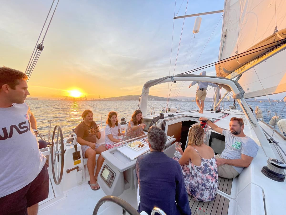 Barcelona: 2 horas de navegación privada con bebidas y aperitivos a bordo.
