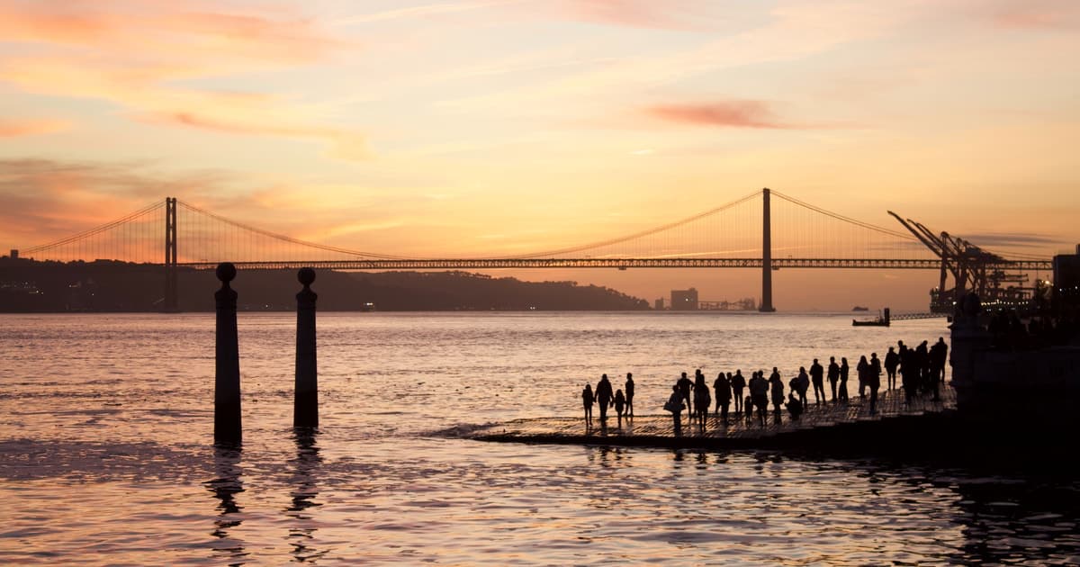 Lisboa: Encantos de Alfama, Tapas, Vino y Crucero en Barco al Atardecer