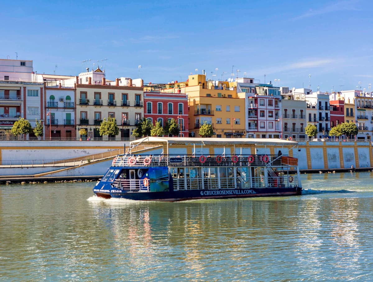 Sevilla: Crucero Panorámico, Hop-On-Hop-Off Bus y Visita a Pie