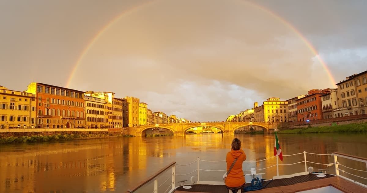 Florence: Arno River Cruise with Aperitivo