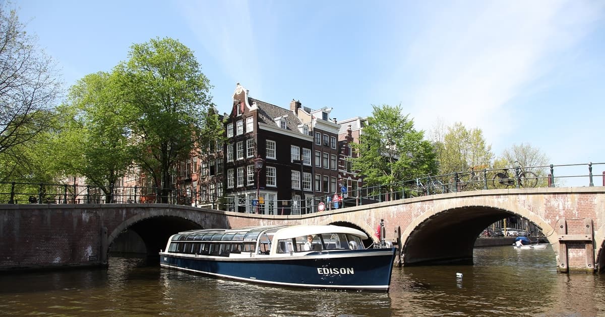 Ámsterdam: paseo clásico por el canal de 75 minutos y opción de aperitivo