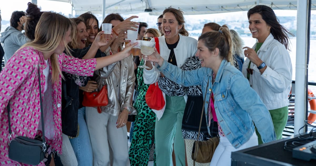 Lisbon: Sunset Boat Tour with music and free welcome drink