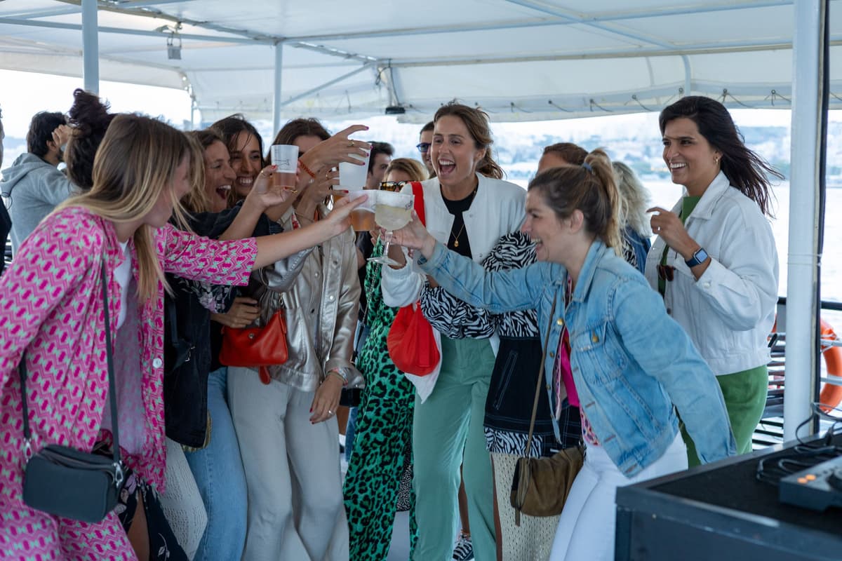 Lisbon: Sunset Boat Tour with music and free welcome drink