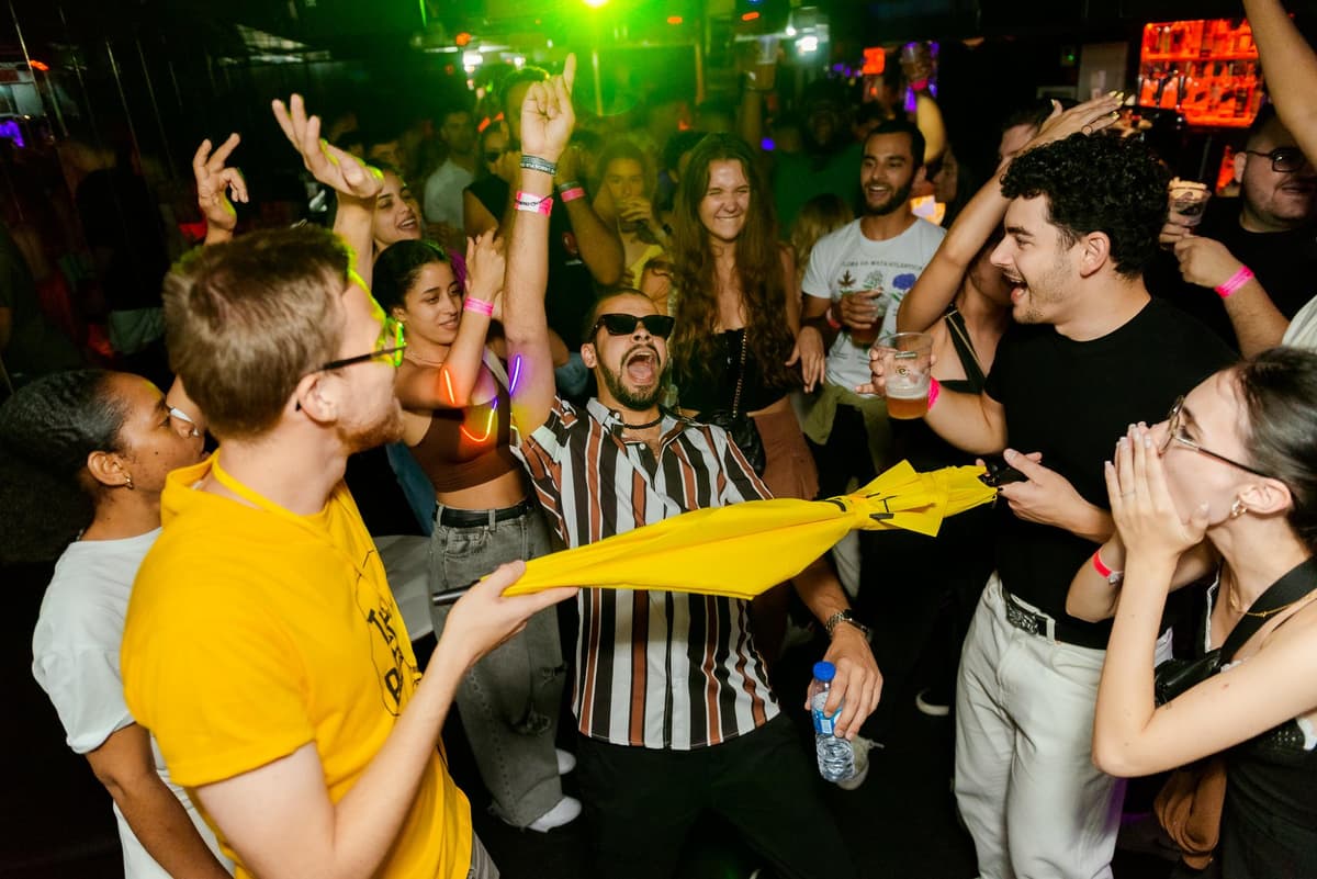 Lisbon: Pub Crawl with Open Bar, Shots & VIP Club Entry