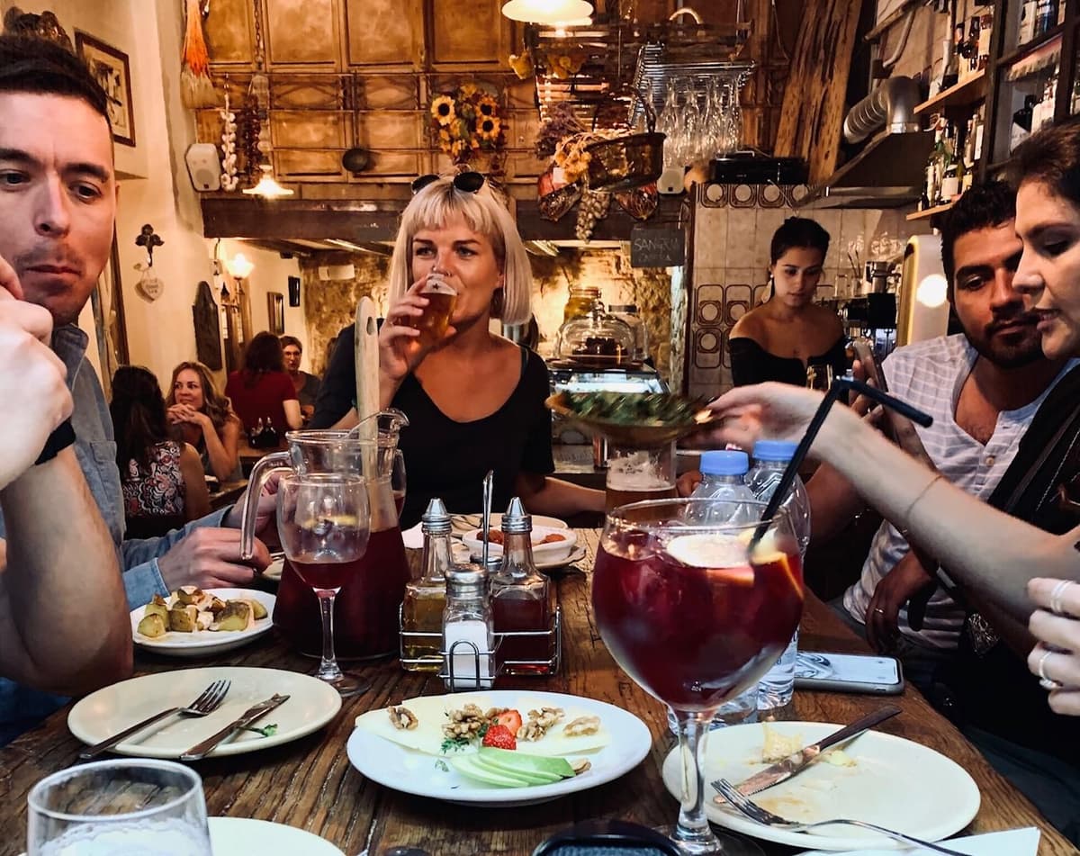 Sightseeing Barcelona by Bike, Photo-shooting & Tapas
