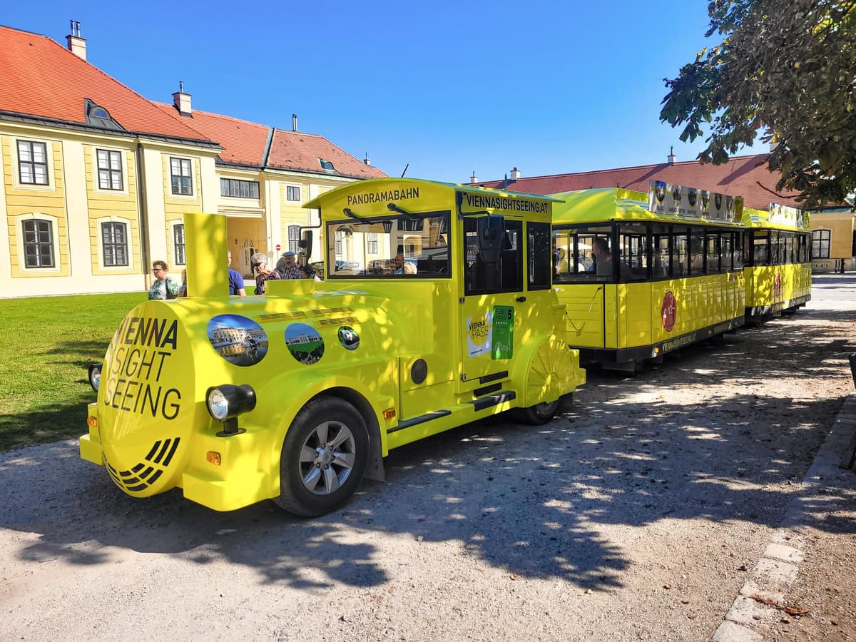 Viena: Billetes de tren panorámico para explorar el Palacio de Schönbrunn