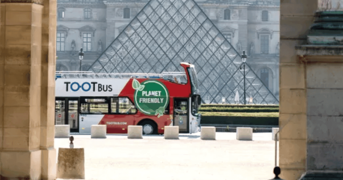 Paris: Louvre Museum Access with Host and Hop-On Hop-Off Bus
