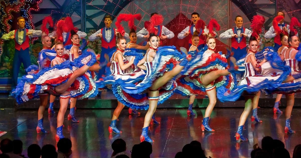 París: Entrada a un espectáculo de cabaré en el Moulin Rouge con champán