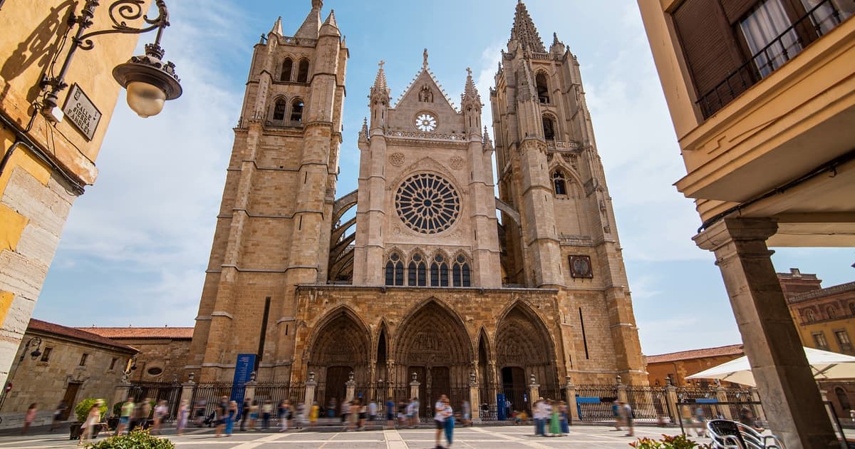 León: tour a pie por el exterior e interior de la catedral