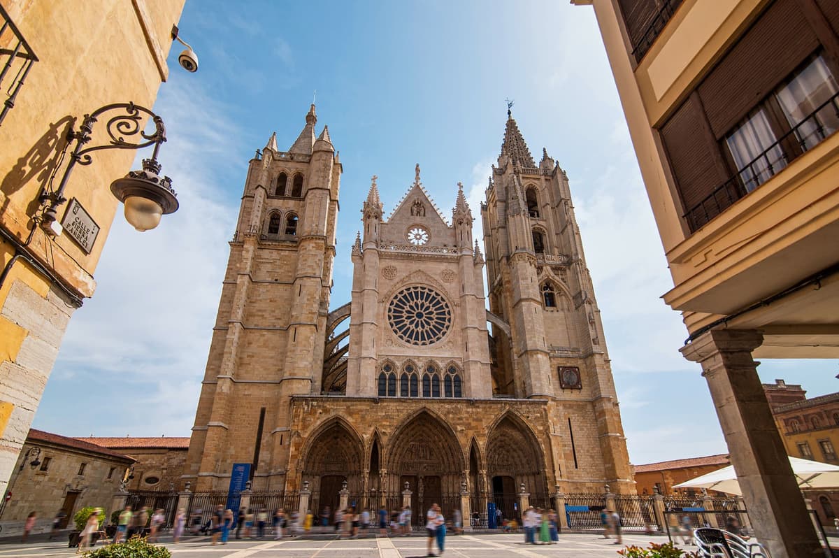 León: tour a pie por el exterior e interior de la catedral