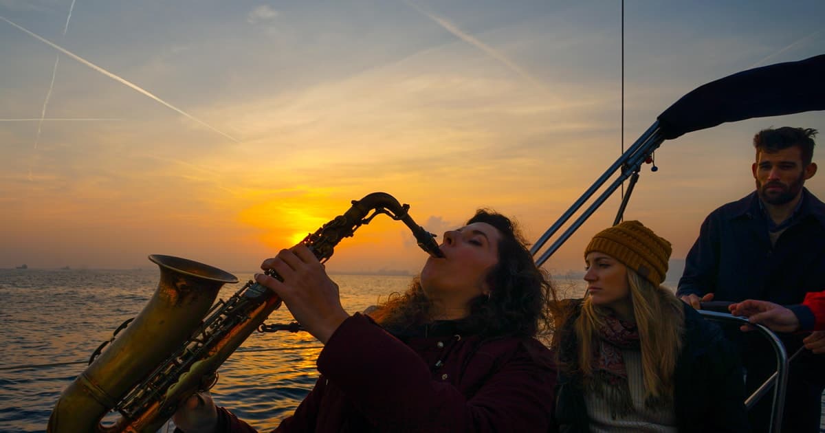 Barcelona: Sunset Live Sax and Sailing Experience with Tapas