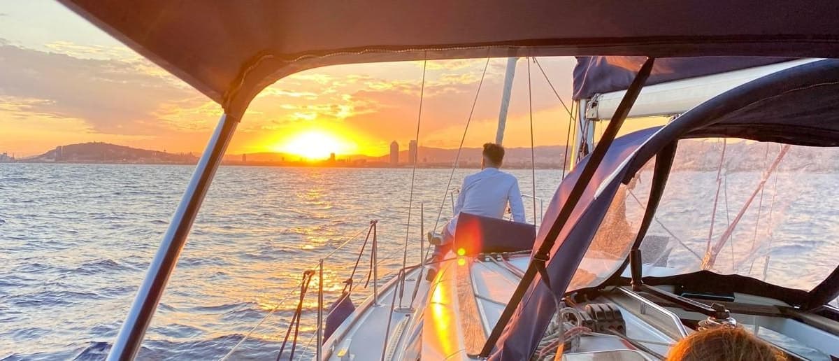 Barcelona: Paseo en barco al atardecer con cava y aperitivos