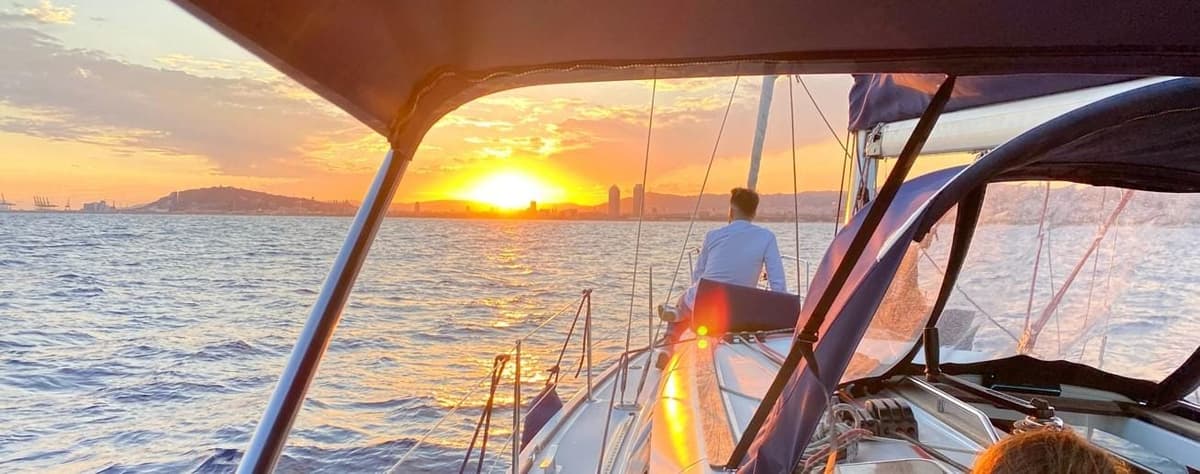 Barcelona: Paseo en barco al atardecer con cava y aperitivos