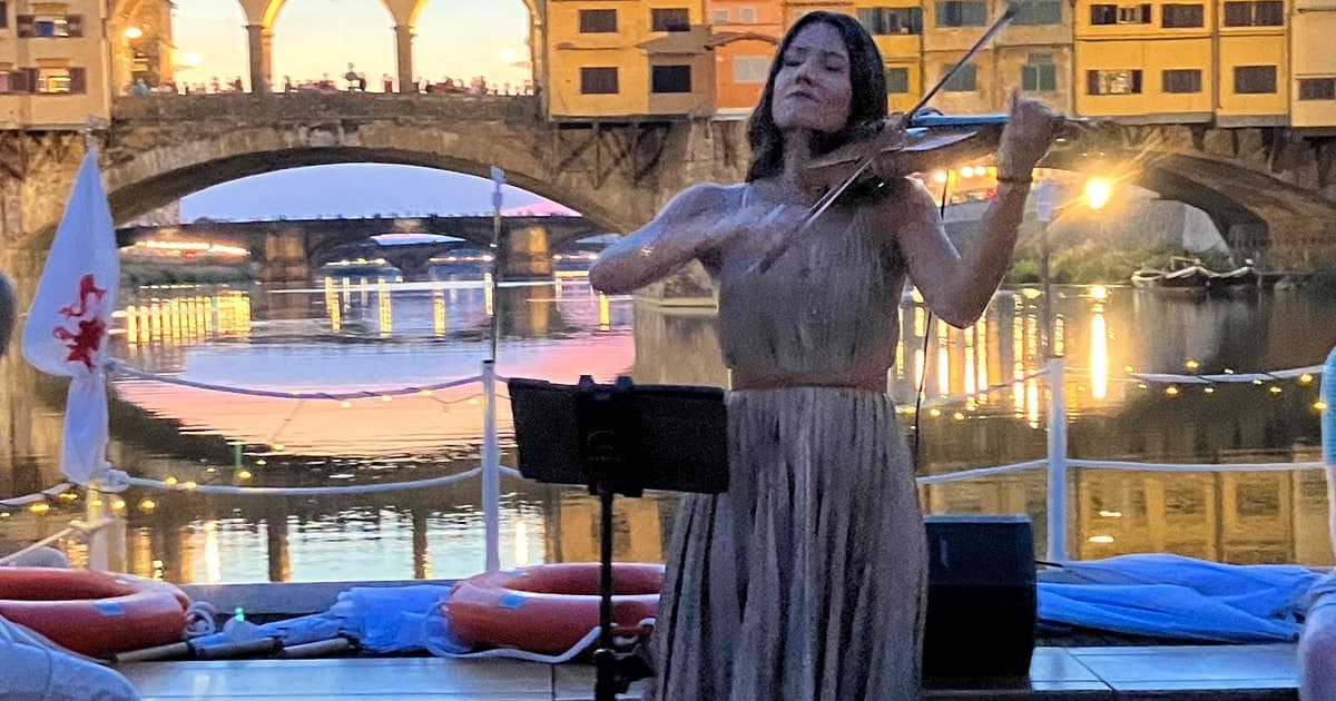 Florence: Arno River Cruise with a Live Concert