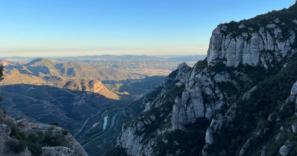 Barcelona: tour de tarde por Montserrat, ruta de senderismo fácil y coro de niños