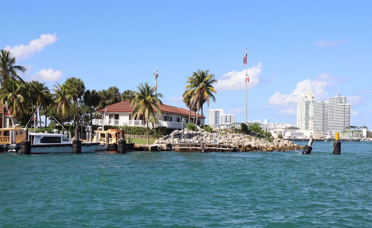 Crucero por el paisaje urbano de Miami y las casas de los millonarios