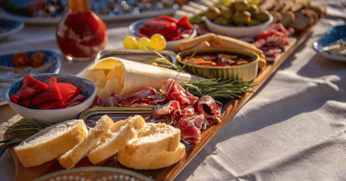 Barcelona: Local Tapas and Drinks Sailing Adventure Tour