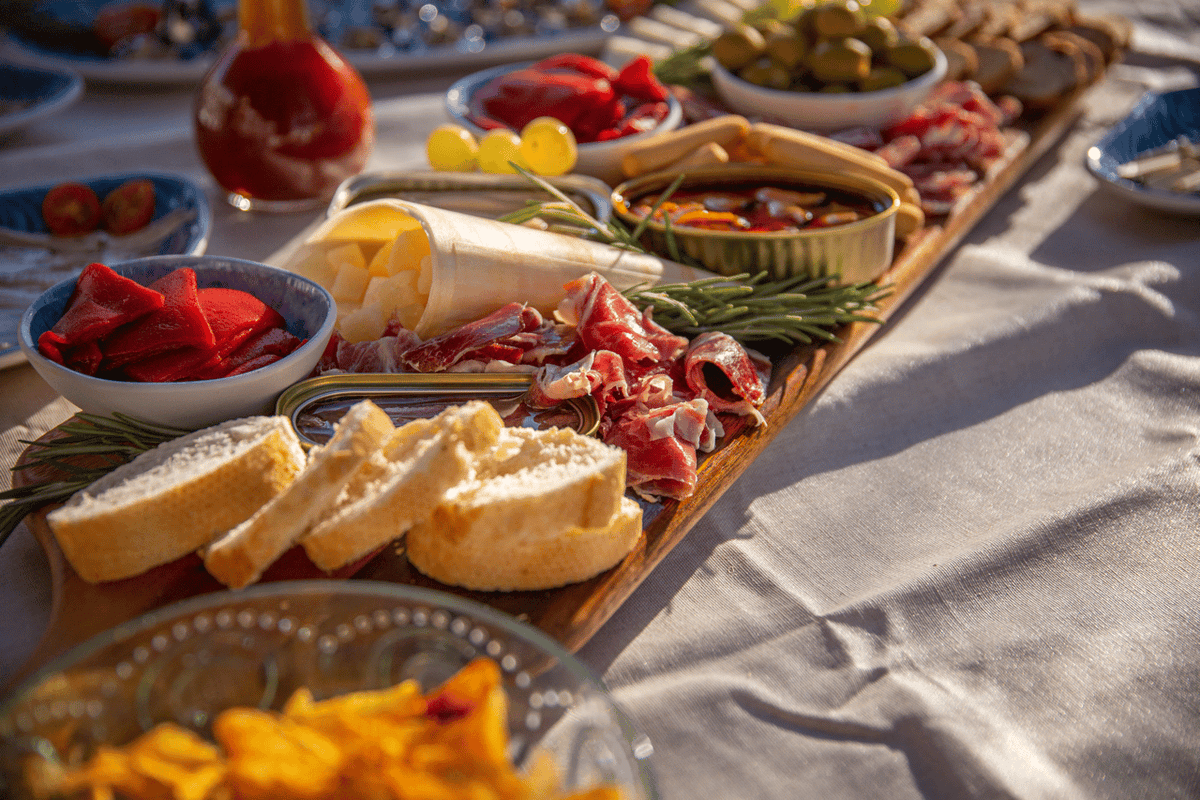 Barcelona: Local Tapas and Drinks Sailing Adventure Tour