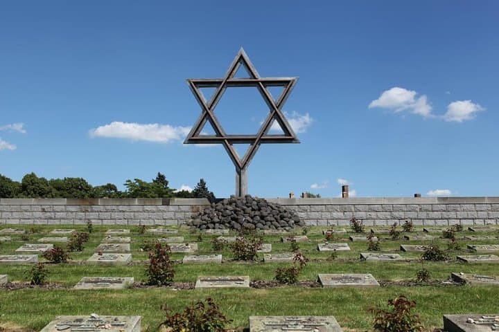 Excursión de un día con entrada incluida al campo de concentración de Terezin desde Praga